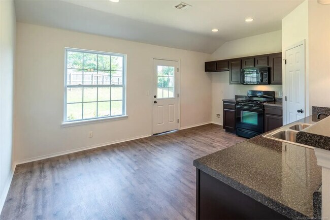 Photo - 2708 W Fredericksburg St