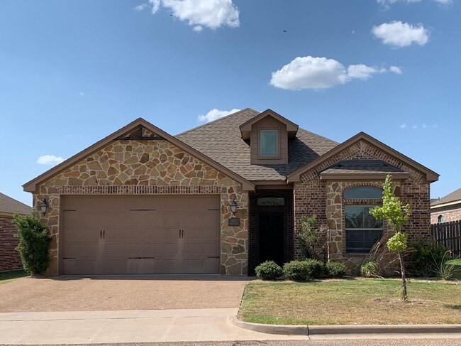 Building Photo - 3 Bedroom Single Family Home