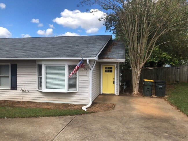 Building Photo - 3 bedroom 2 bath near Tiger Town!