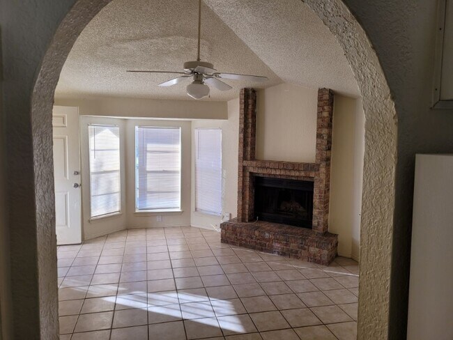 Photo - 910 Destello Rd