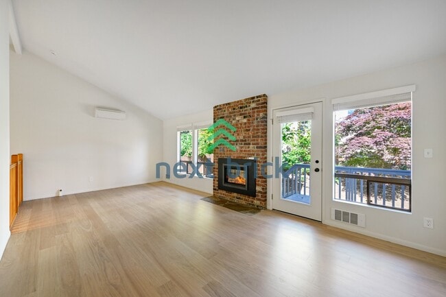Photo - "Chic 2-Bed Townhouse Retreat in Bellevue – Spacious 1250 Sq Ft Living with Modern Comforts!"