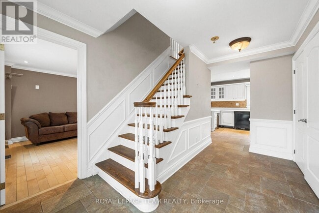 Photo - 3162 Woodroffe Ave