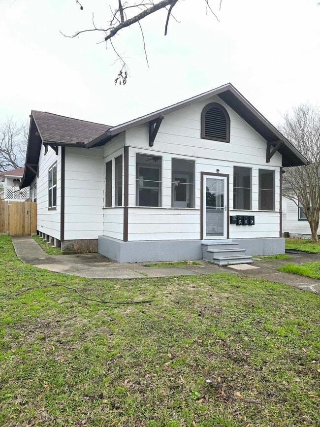 Photo - 3125 Illinois St