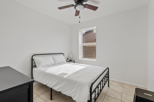 Building Photo - 9632 N 58th Ln Unit Suite