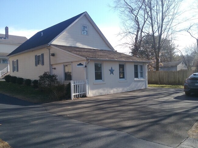 Large Private parking - 271 House St