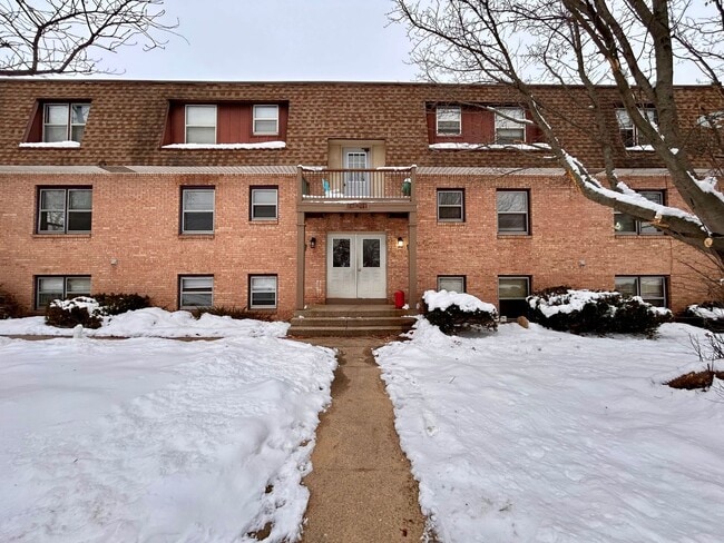 Building Photo - Two Bedroom Apartment in Northwest Grand Rapids - $400 Off Move-in by 2/15/26! Unit 971