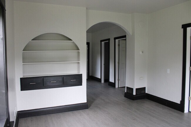 Photo - 218 Sabin Ave W