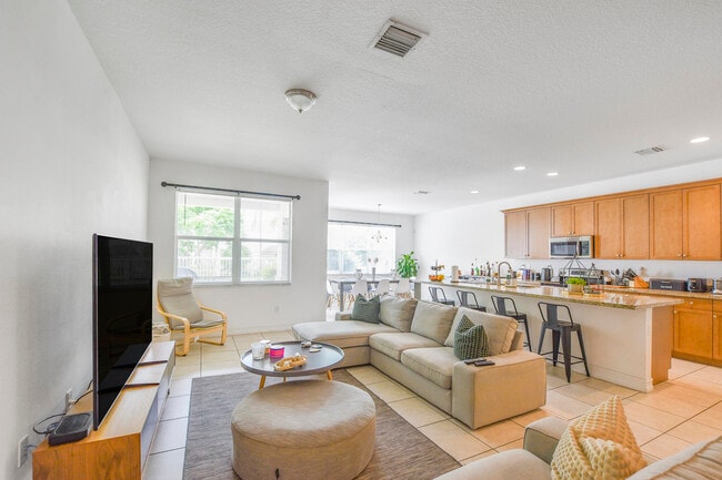 Photo - 100 NW 69th Cir