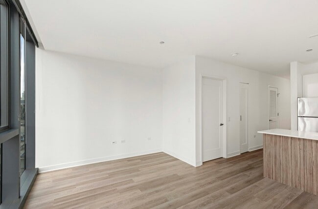 Photo - 313 W Kinzie St