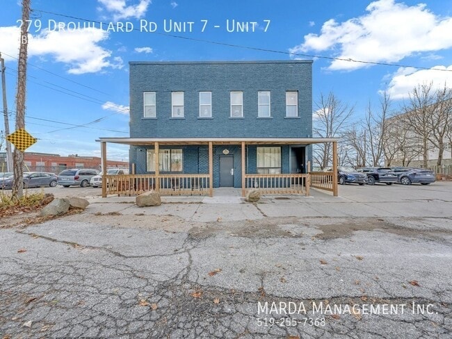 Building Photo - CHIC & RENOVATED BACHELOR Unit 7