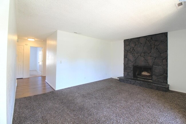 Photo - Updated 2 Bed/1 Bath Kennewick Apartment i...