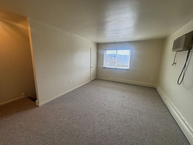 Building Photo - 228 W 4th Ave Unit 06 Rental
