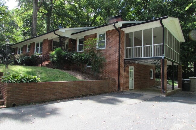 Photo - 501 Dunham Rd