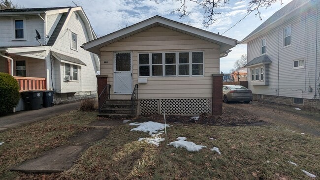 Building Photo - Charming 3 bedroom/1 bath home in the heart of Akron!