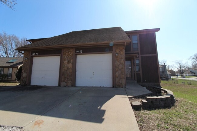 Building Photo - Updated 2 Bedroom 1.5 Bath Duplex In Olathe