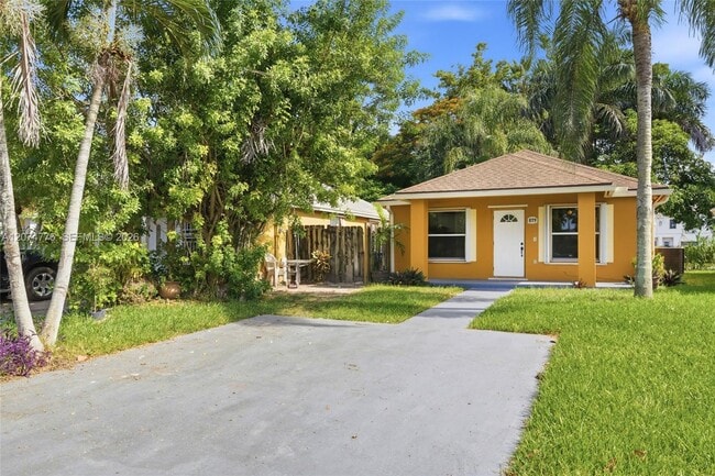 879 SW 10th St