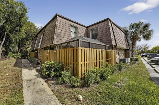 Photo - 7512 Courtyard Run E