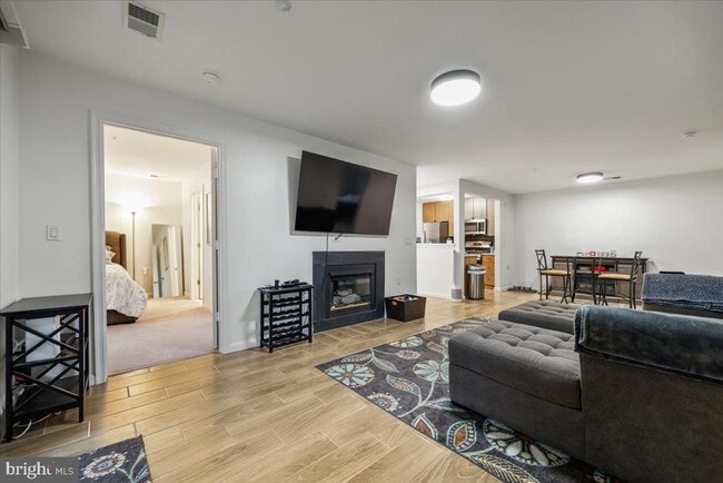 Building Photo - 10010 Vanderbilt Cir Unit 3-9