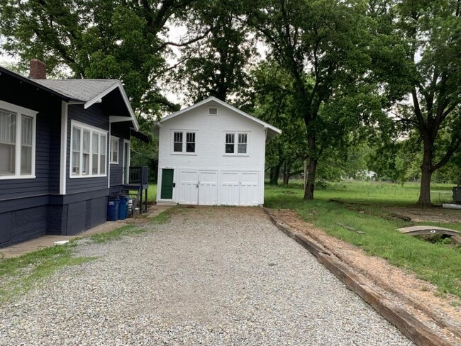 Building Photo - 139 1/2 S. Lowry Rental