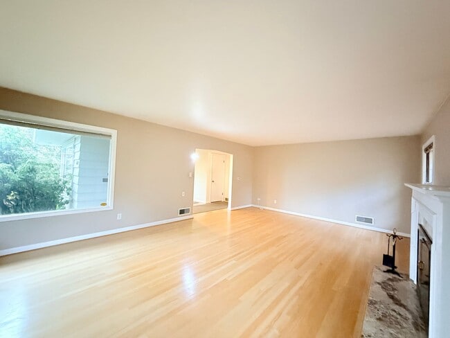 Photo - Beautiful 4 Bedroom Home with Fully Fenced Backyard!