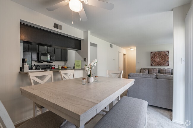 1BR, 1BA - 700SF - Dining Room