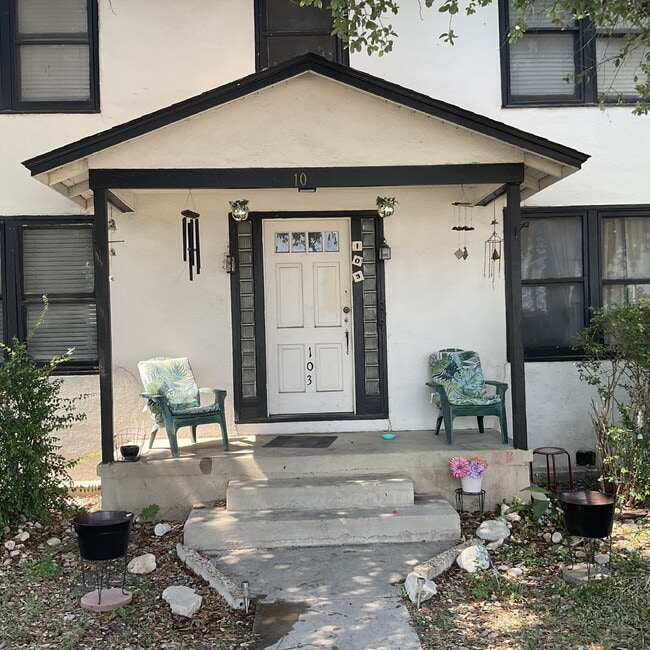 Building Photo - One Bed/One Bath Close to Woodlawn Lake Park Unit 2 Rental
