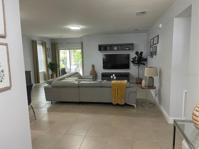 Photo - 690 Hadley Pl E