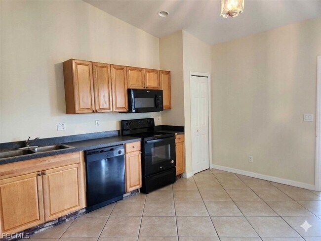 2120 Snead Dr