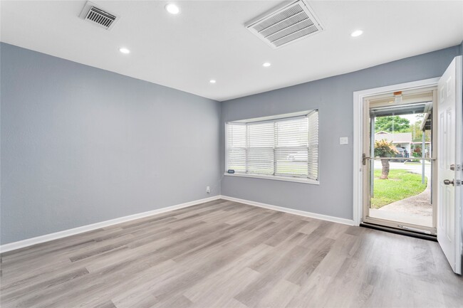 Photo - 5703 Minden St