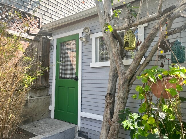 1423 Bellevue Ave Unidad Bungalow