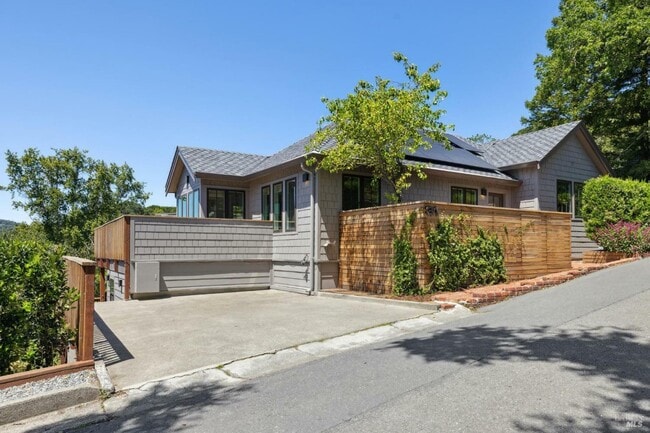 Building Photo - 31 Baywood Ave