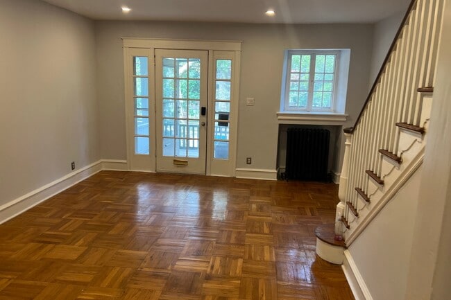 Photo - 110 E Roumfort Rd