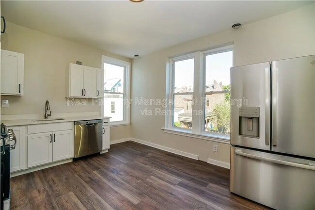 Photo - 2123 Sidney St