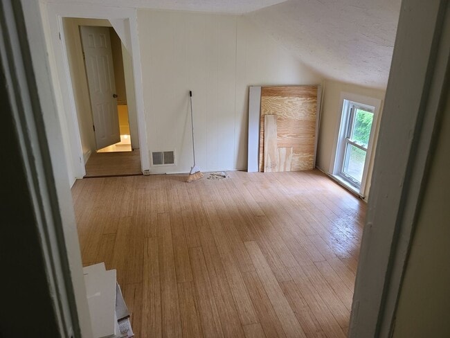 Building Photo - Large 3 bed unit in Ashland with 2 parking spots.