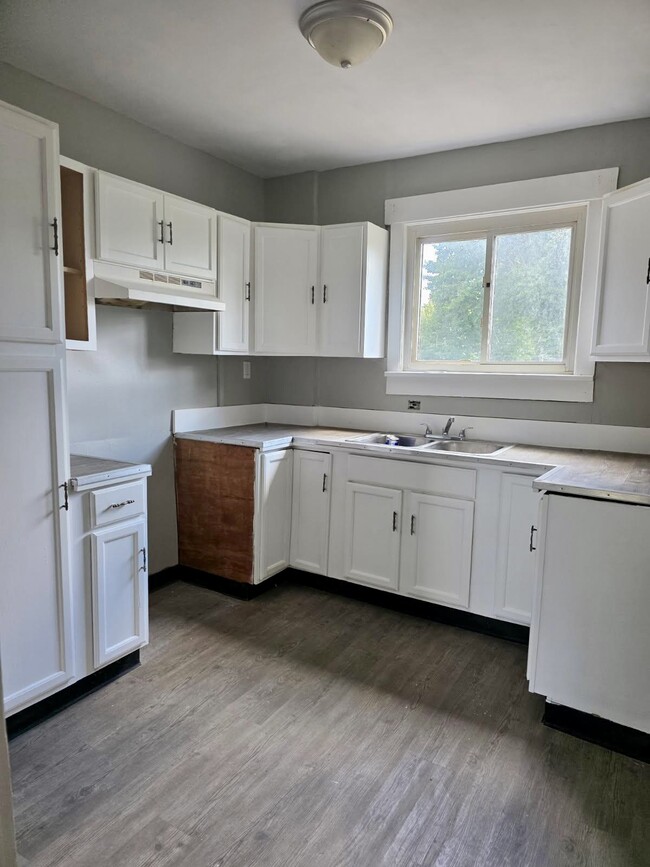 Photo - 1411 Laiblin Pl NE