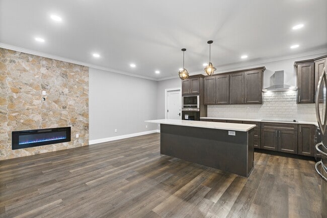 20 W Holly St