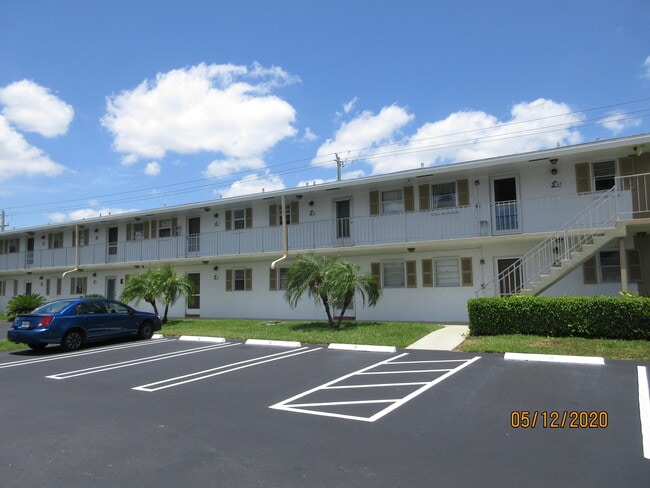 Building Photo - 1115 Lake Terrace Unit 210