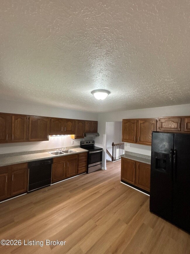 Photo - 418 Lyndon Ln