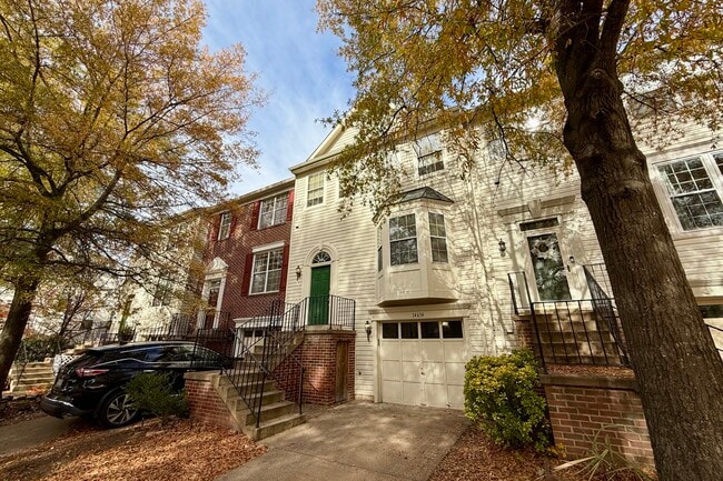 3 bedroom, 4 bath, garage, renovated town home in Sully Station 2 - 14614 Stream Pond Dr