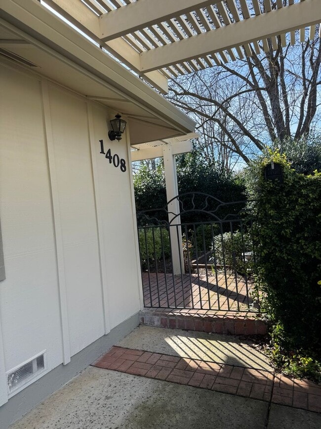 Building Photo - AVAILABLE NOW