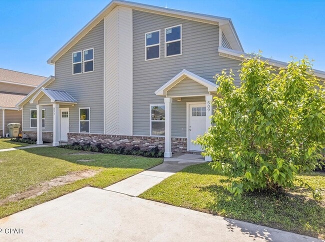 Building Photo - Beautifully Renovated 3B/2Bth Townhome