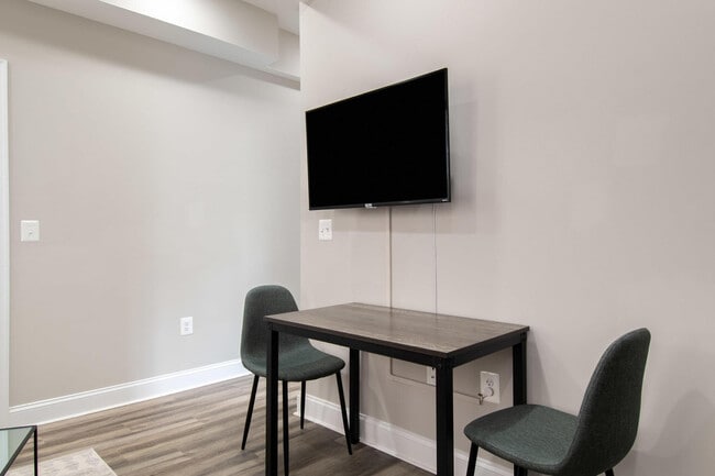 Photo - 701 E St SE Unidad ID1011205P