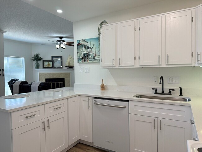 Photo - 921 Marine Dr