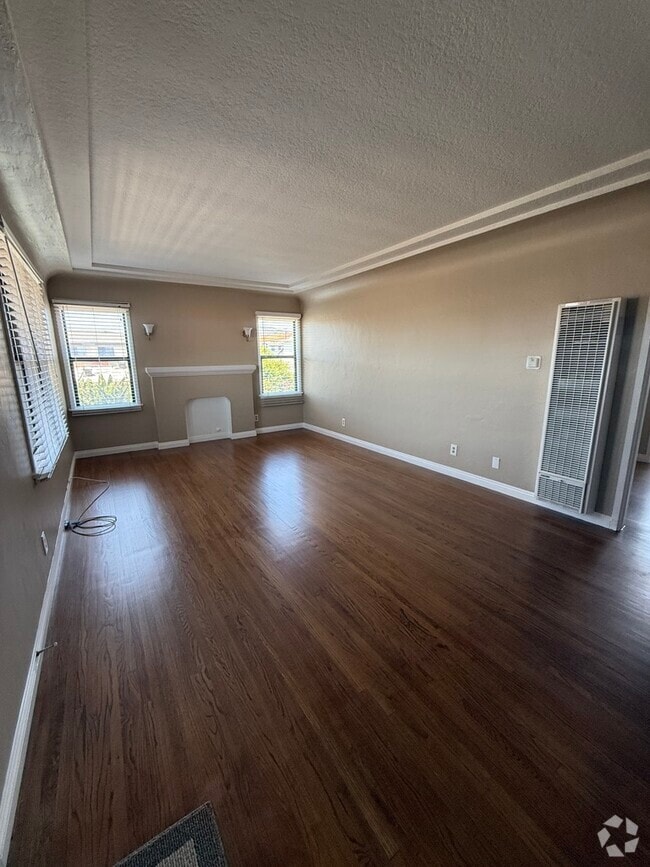 Building Photo - 328 W 17th St Unit 328 w. 17th Rental