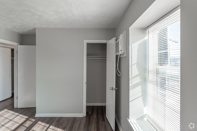 3BR, 1.5BA - 950 SF