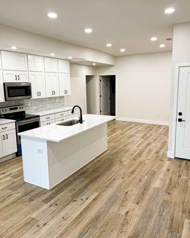 112 E Main St Unit 3 - Apt Loft