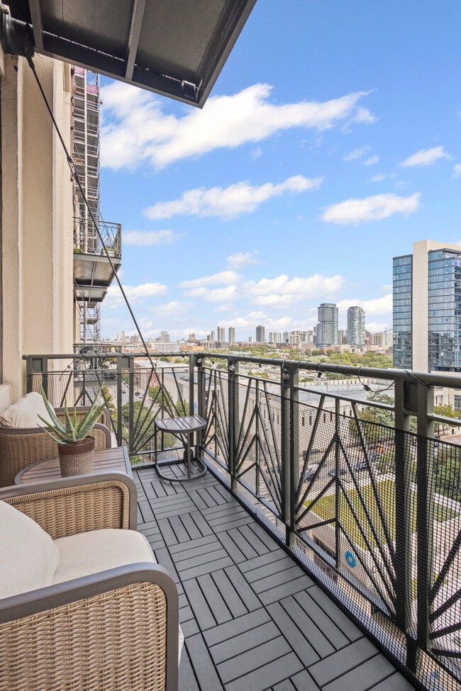 Photo - 758 N Larrabee St