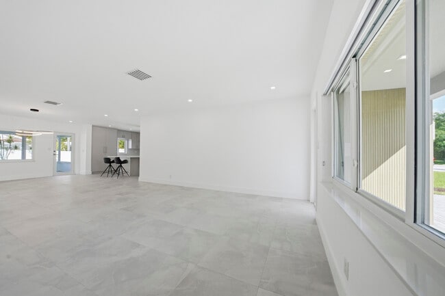 Photo - 2001 NE 17th Way