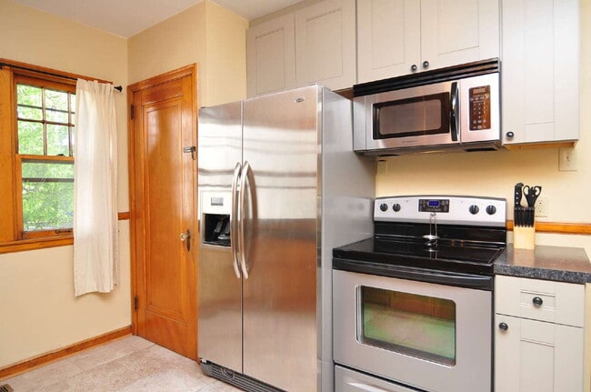 Photo - Spacious 3-Bed Duplex with Garage and 2 bathrooms in Minneapolis! Unidad A