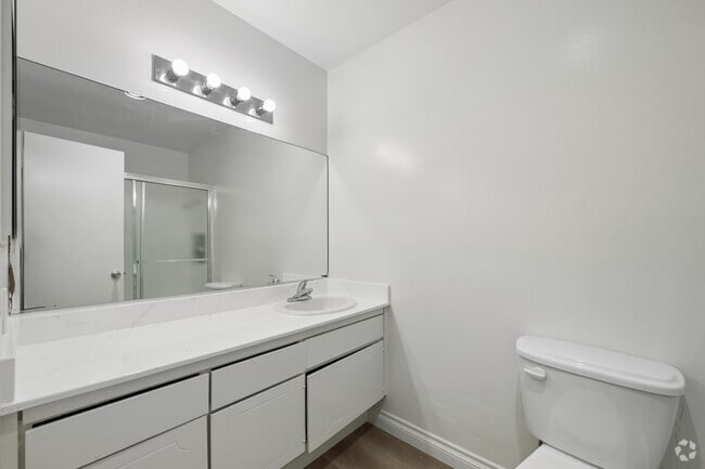 2BR, 2BA - 1100SF - Primary Bathroom